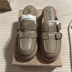 Brand new Free People Lyra Lug. Brand new never worn. Perfect for fall.